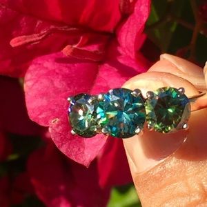 Emerald green and gold moissanite diamond ring